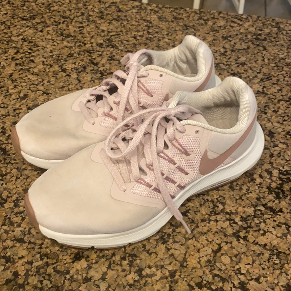 Nike Run Swift sneakers
